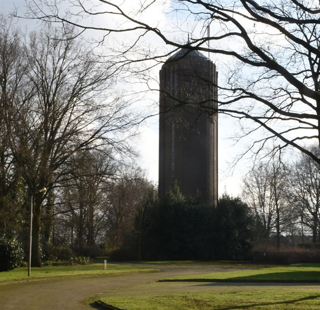 De toren, gezien vanaf het ingangshek van het terrein.
              <br/>
              Richard Keijzer, 2016-02-12